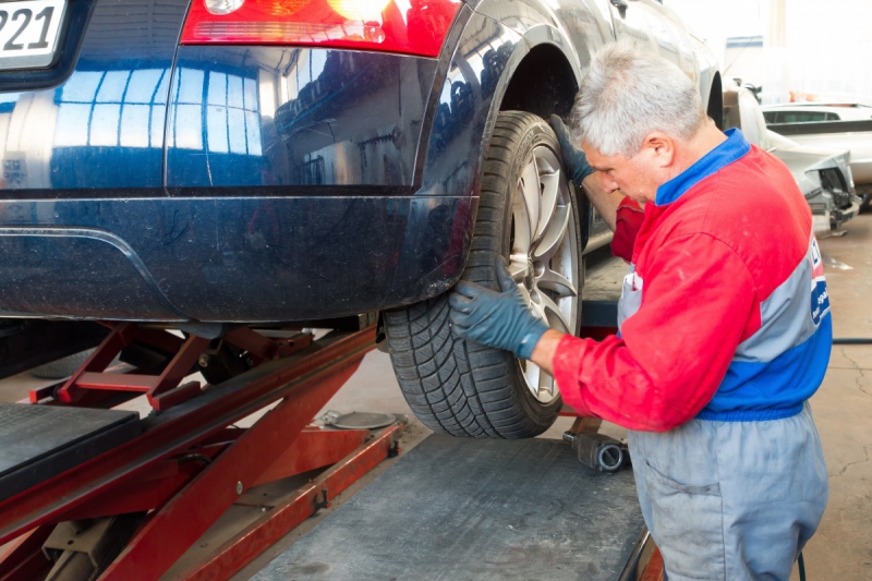 vente-LIEUCHE-min_auto_repair_repair_lift_auto_mechanic_work_clothes_master_professional_man_of_the_fold-685629