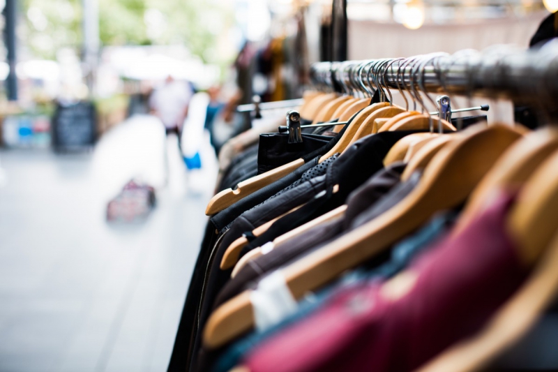 vente-LIEUCHE-min_blur_close_up_focus_hanger_jacket_market_people_rack-1176303