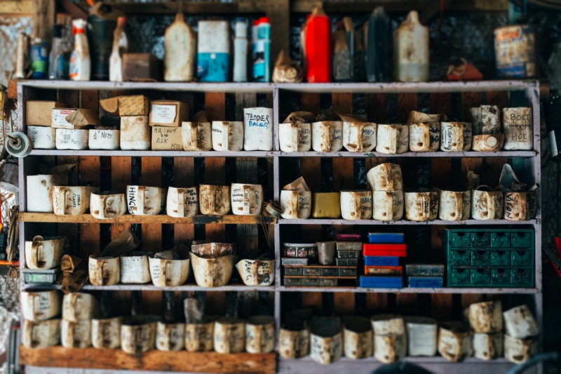 vente-LIEUCHE-min_shelf_garage_dirty_collection_grunge-1178