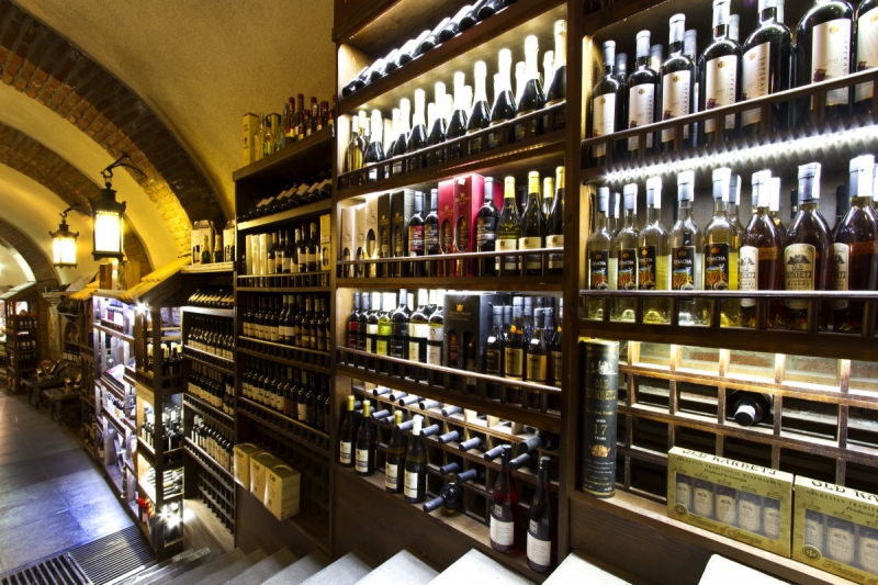 vente-LIEUCHE-min_world_street_travel_shop_canon_georgia_wine_bottles-429767